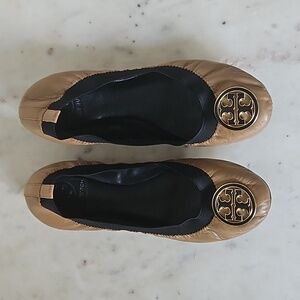 TORY BURCH: soft tan leather stretch ballet flats